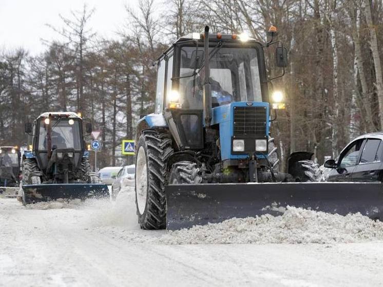 В регионе снег продолжает убирать спецтехника и 14 тысяч дворников