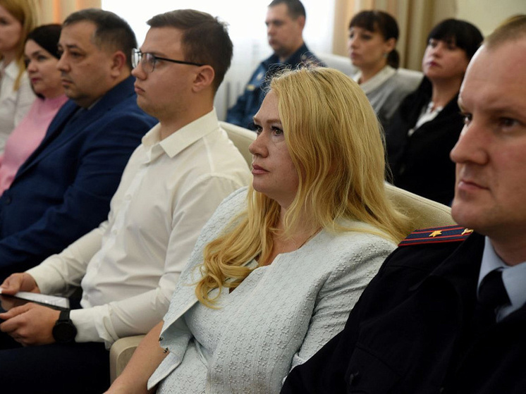 В Курской области отметили наградами  лучших общественных воспитателей
