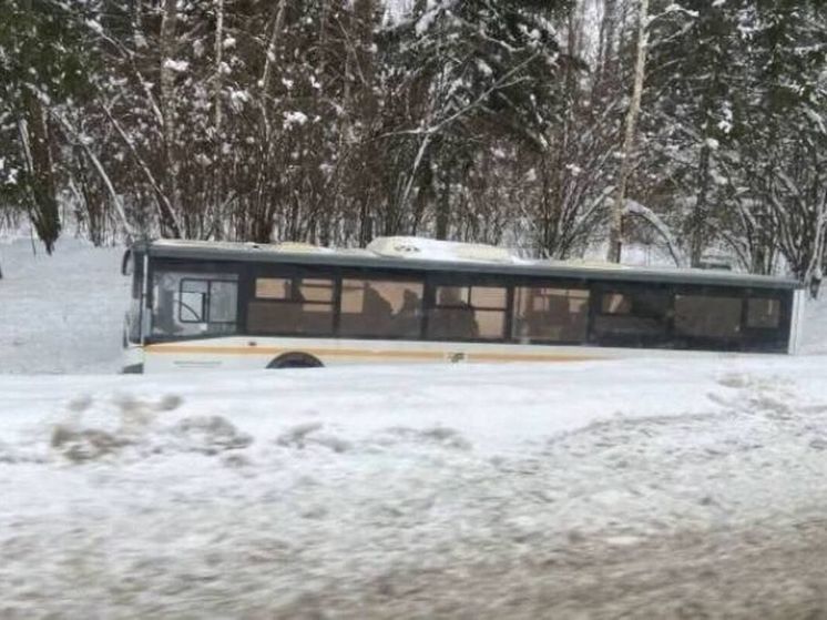 Автобус съехал в кювет в Подмосковье на Новорижском шоссе