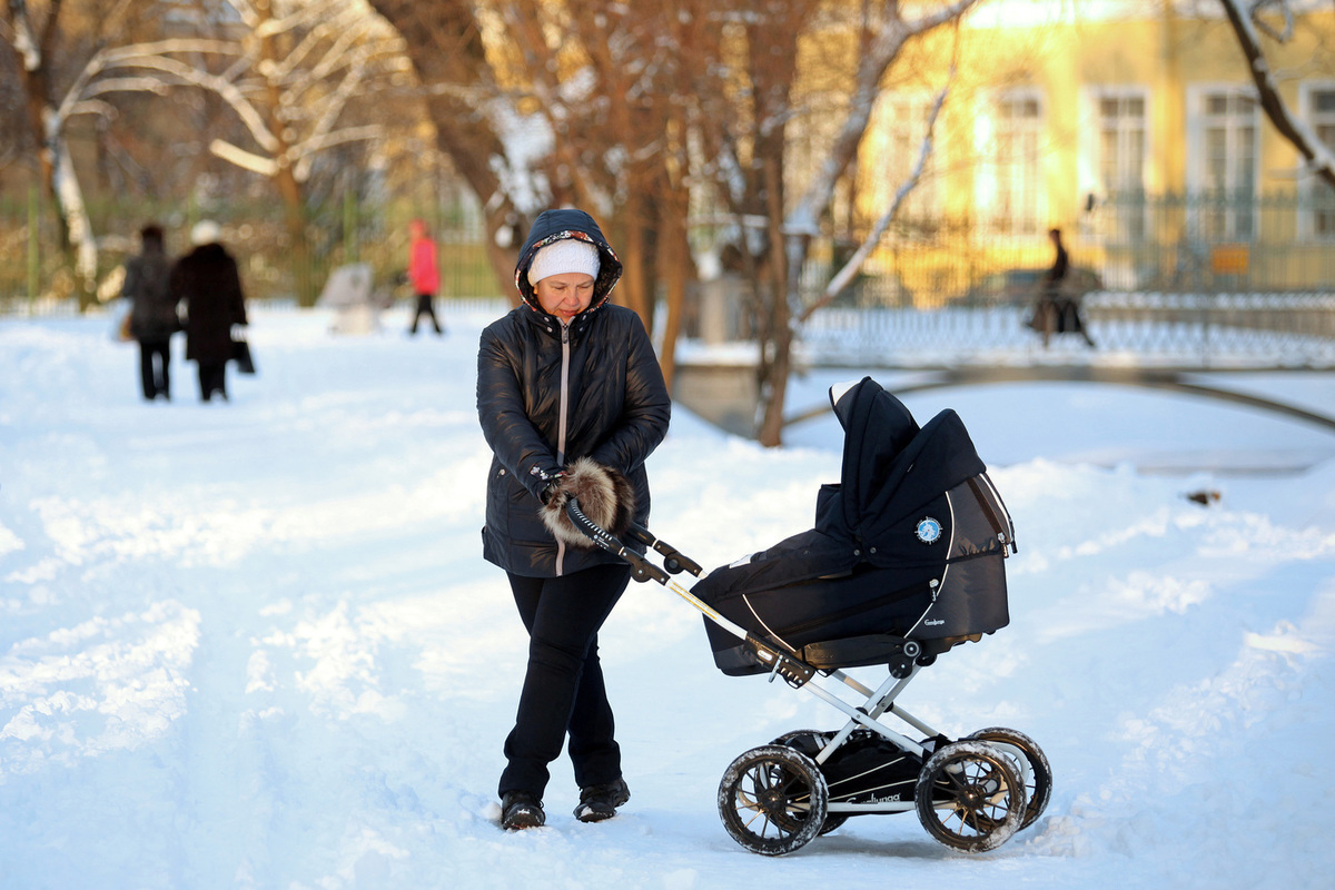 Со скольки можно гулять на улице. Россияне гуляют зима. Весёлая зимняя проглка фото. Зимняя прогулка по городу Саранску.