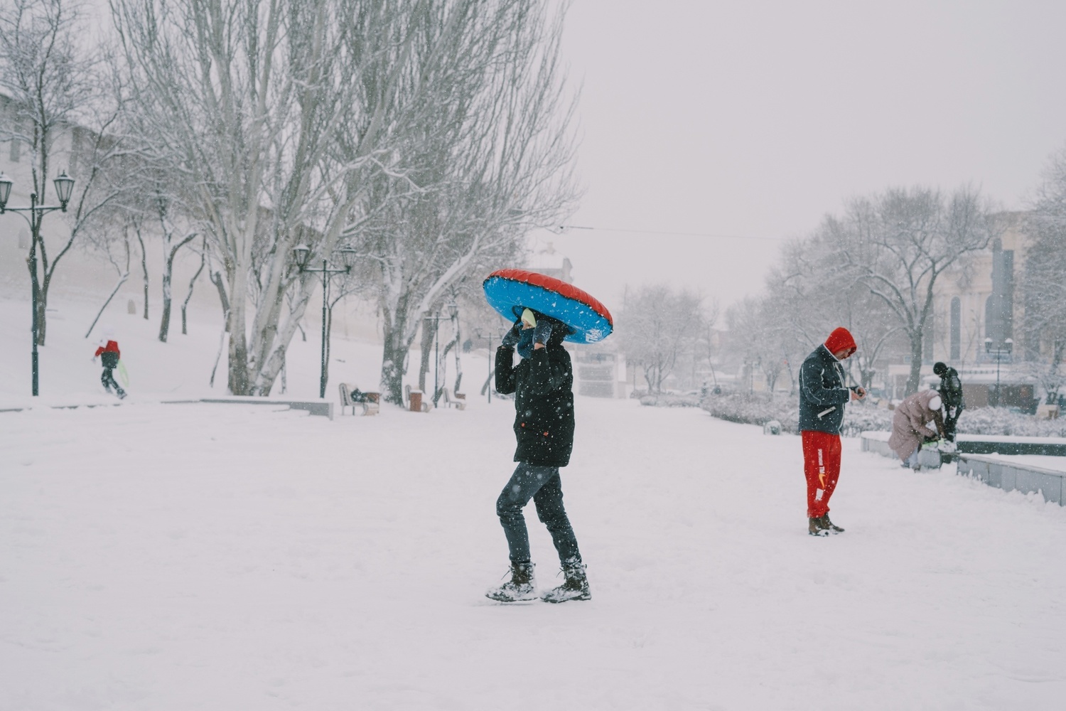 И снова выпадет снег. Март астраханцы гуляют. Снежная Астрахань фото.