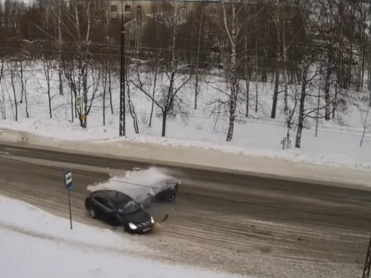 Водитель на заснеженном авто протаранил иномарку в Петрозаводске