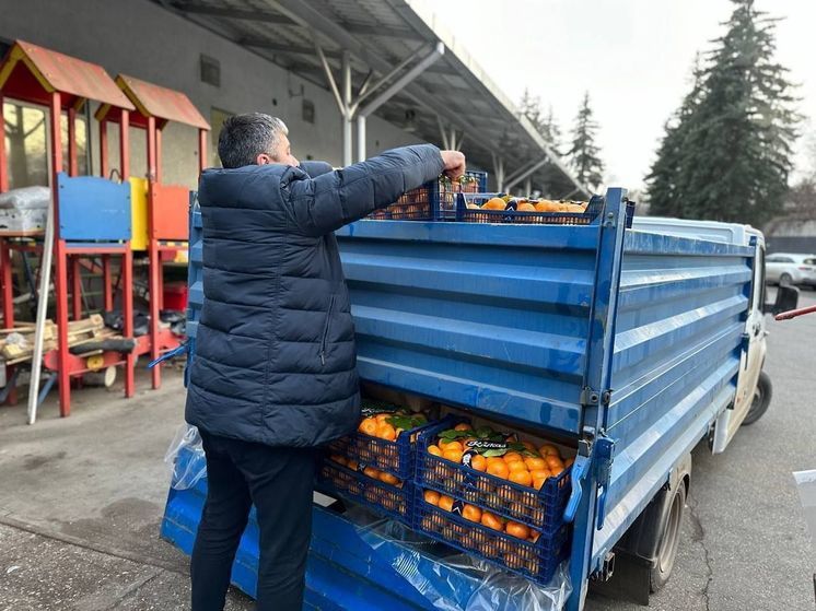 Тонну мандаринов и новогодние подарки отправили из Кисловодска в зону спецоперации