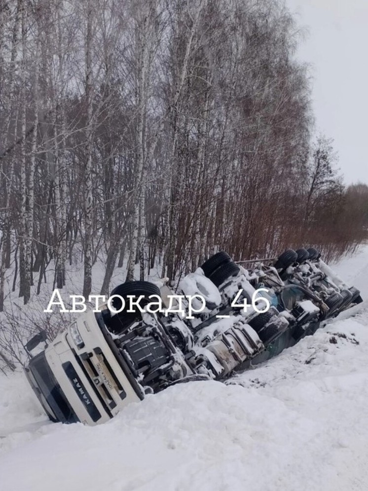 В Курской области в кювете перевернулся кормовоз КамАЗ
