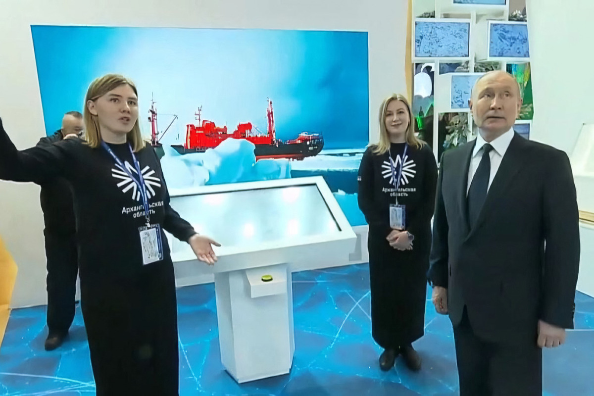 Стенд Архангельской области на выставке «Россия» на ВДНХ посетил Владимир Путин