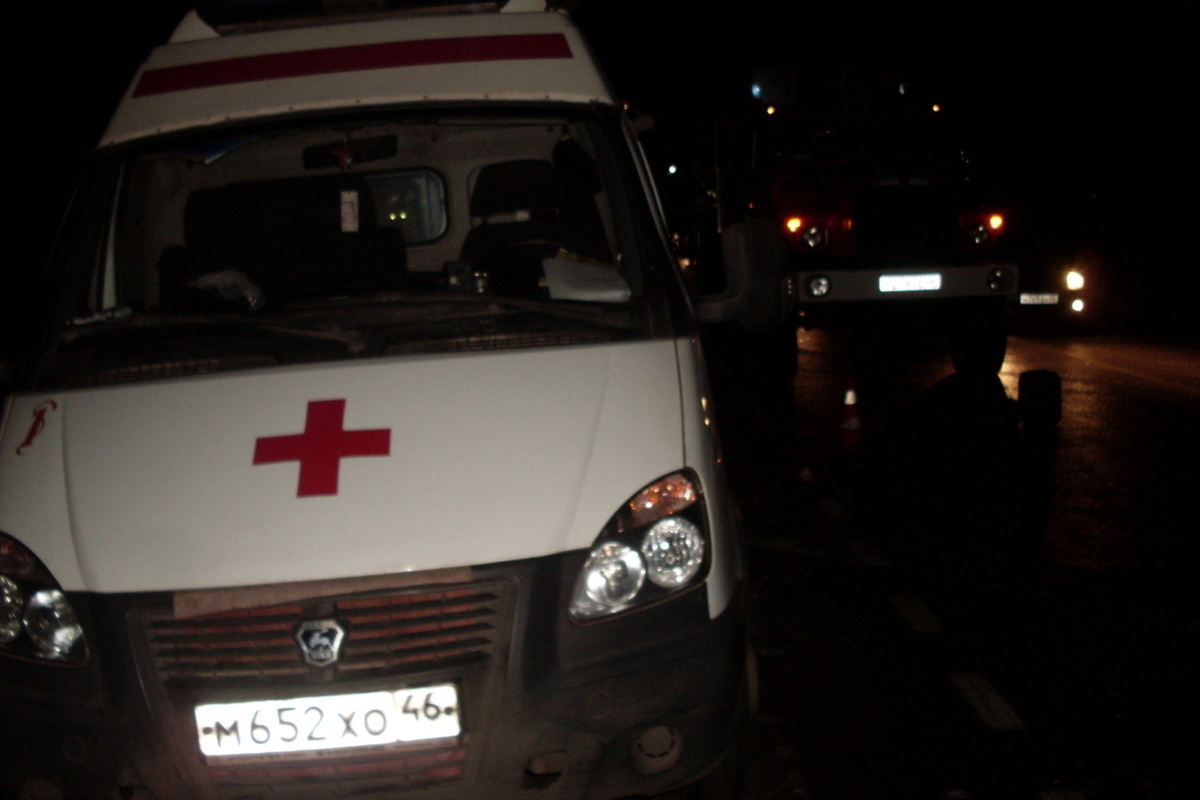 В Курской области спасатели вырезали из покореженной в ДТП машины человека