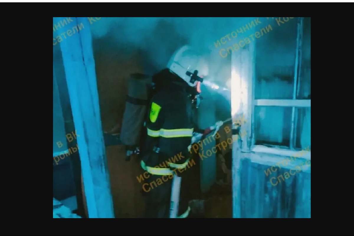 Костромские пожарные отстояли от огня дом в поселке Палкино