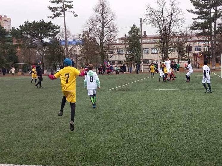 Школьники Краснодара приняли участие в футбольном турнире