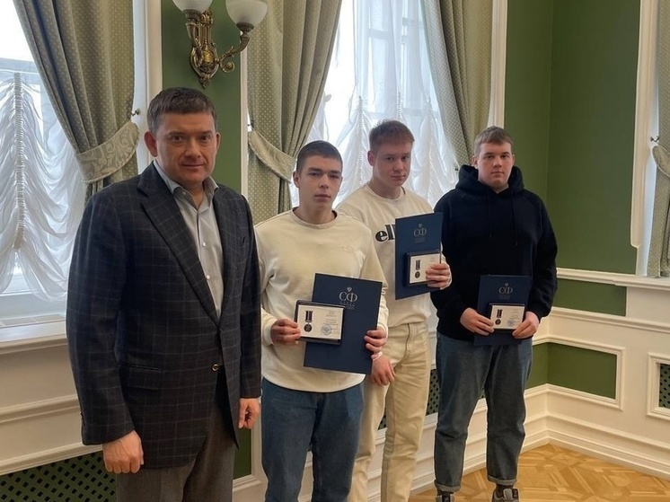 Три костромских студента получили медали «За проявленное мужество»