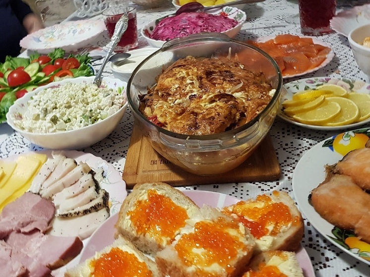 Узнали, сколько стоит собрать новогодний стол в Карелии