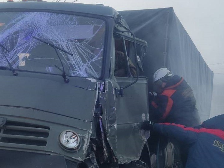 Спасатели вытащили зажатого в смятом КамАЗе мужчину в Чите