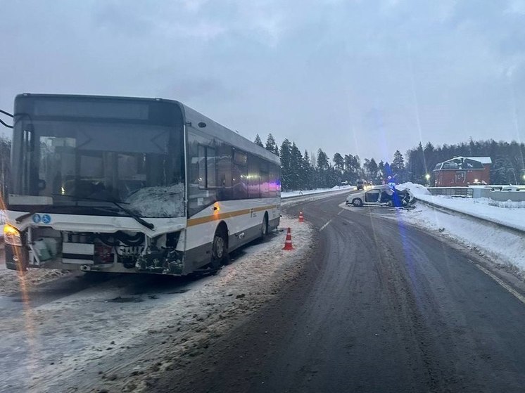 Водитель легковушки погиб в ДТП с участием рейсового автобуса