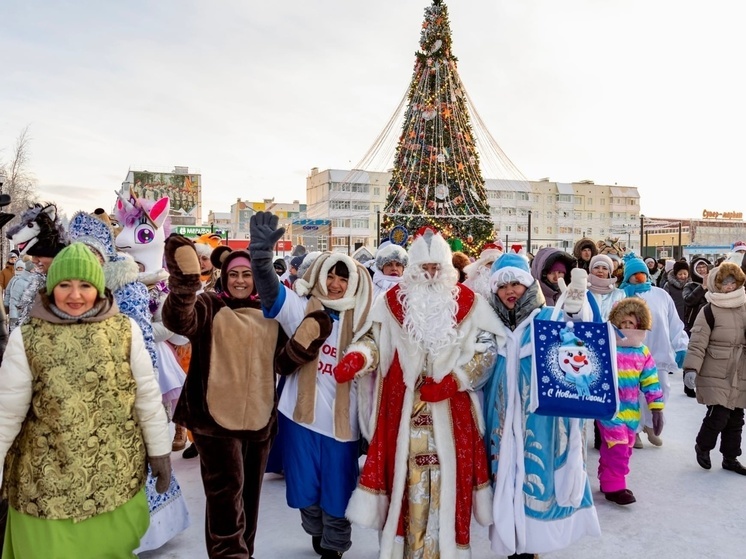 Парад Дедов Морозов и дефиле Снегурочек: в Муравленко зажгли огни на новогодней елке