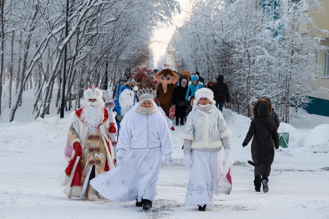 Парад Дедов Морозов и дефиле Снегурочек прошли в Муравленко: фоторепортаж