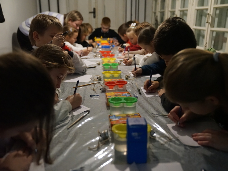 В Севастополе детей учат делать новогодние игрушки своими руками