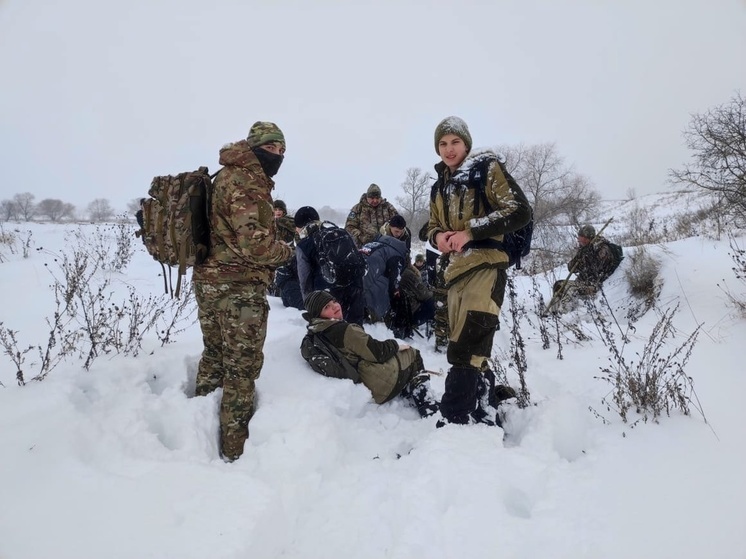 Серпуховские курсанты узнали особенности зимней маскировки