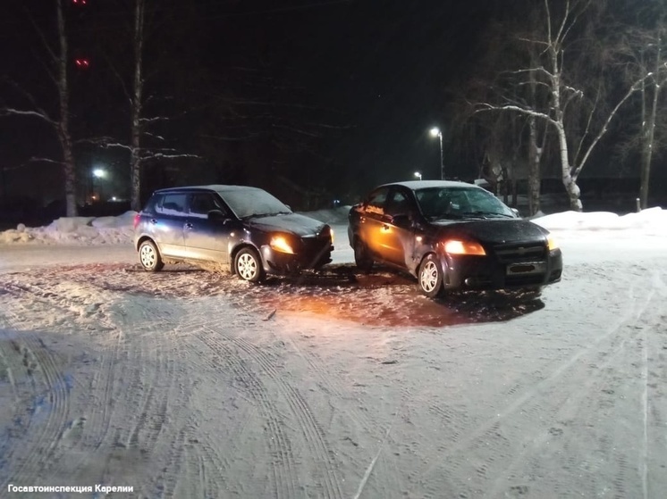 Две автоледи столкнулись на перекрестке в поселке Карелии