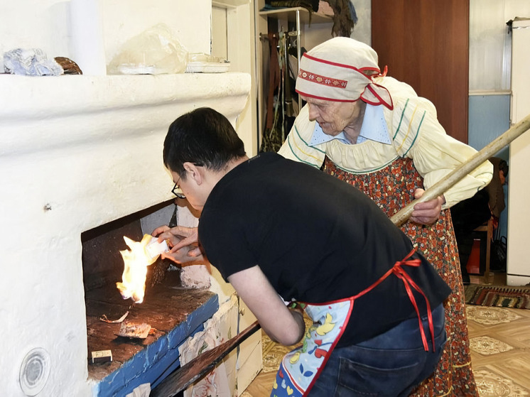 Студентов-иностранцев научили печь шаньги в поселке под Архангельском