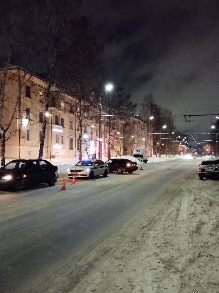 Пенсионерка выбежала на дорогу и попала под колеса в Петрозаводске