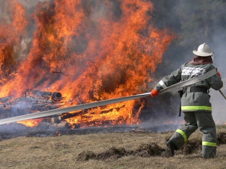Восемь пожарных тушили баню в поселке Павлово Кировского района