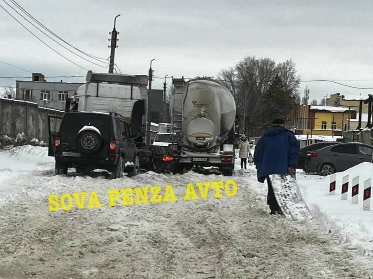 Проклятие улицы Байдукова: пензенские водители застряли на снежной дороге