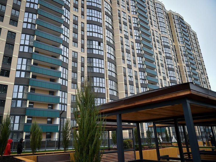В Краснодаре торжественно вручили ключи от квартир новоселам