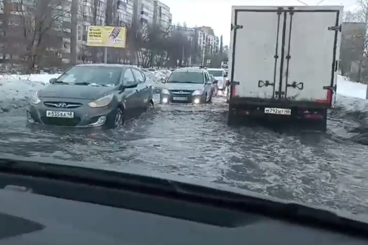 На одной из улиц Липецка машины тонут в воде