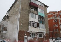 Жильцы дома по Карбышева, 25 уже две недели терпят сырость из-за аварии улицей выше