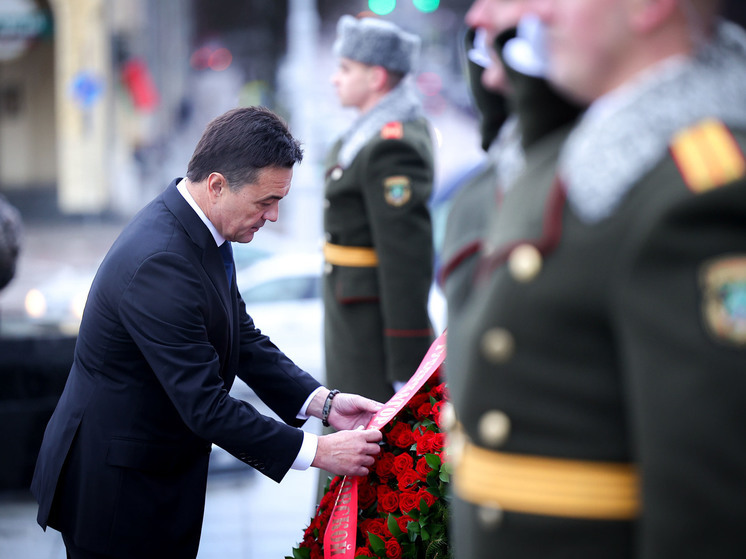 Андрей Воробьев возложил цветы к памятнику советским воинам на площади Победы в Минске