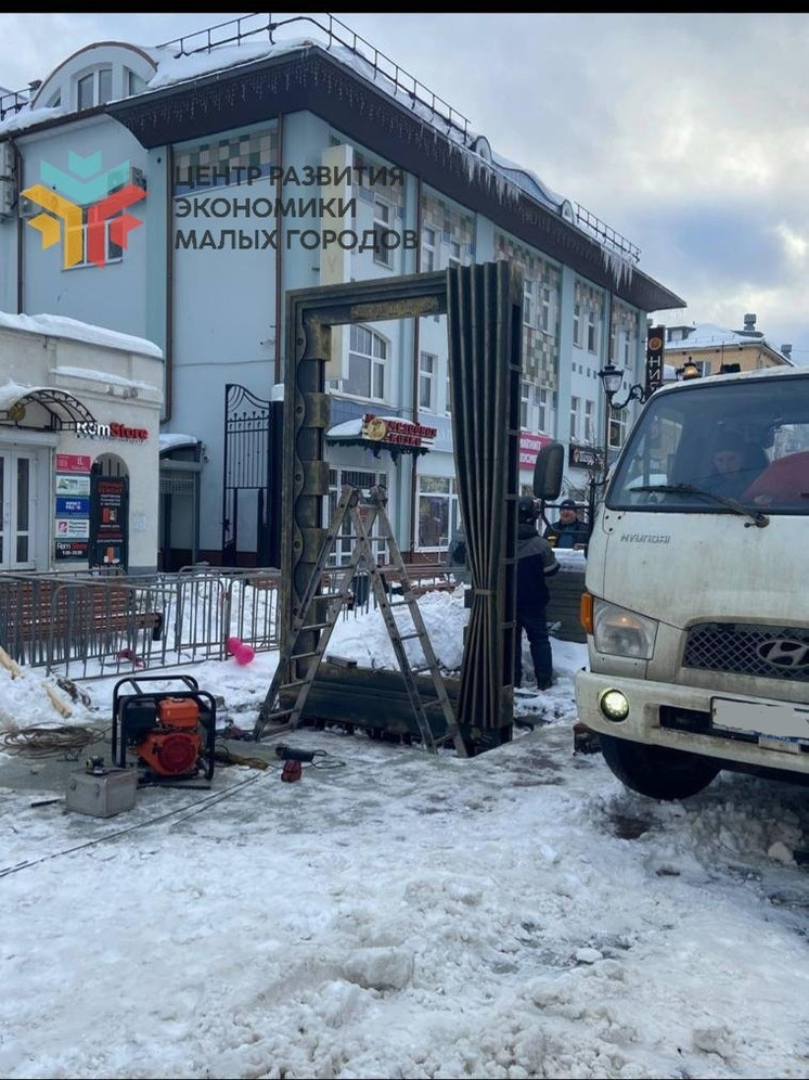 На улице Трёхсвятская в Твери устанавливают новый арт-объект
