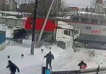 Столкновение тепловоза и грузовика произошло в понедельник днем в подмосковном Домодедово