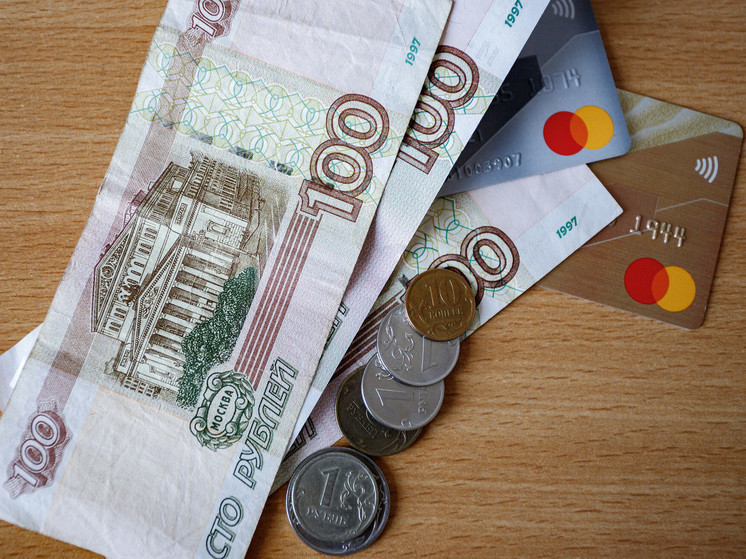 Великолучанка украла 10 тысяч рублей с банковской карты