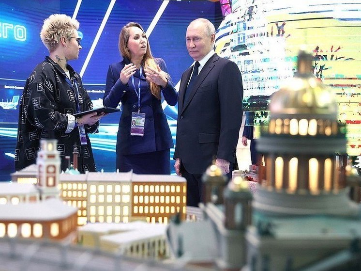 В транспортную неделю выставки «Россия» Путин посетил стенд Петербурга