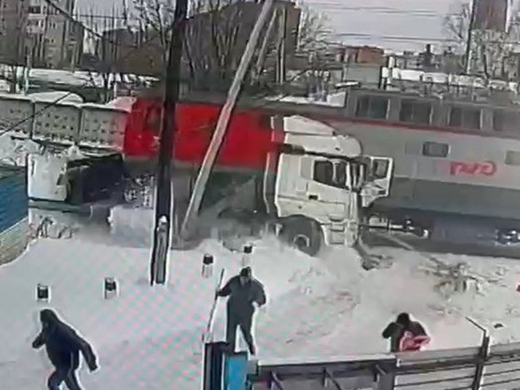 В Домодедово столкнулись тепловоз и грузовик, жертв нет