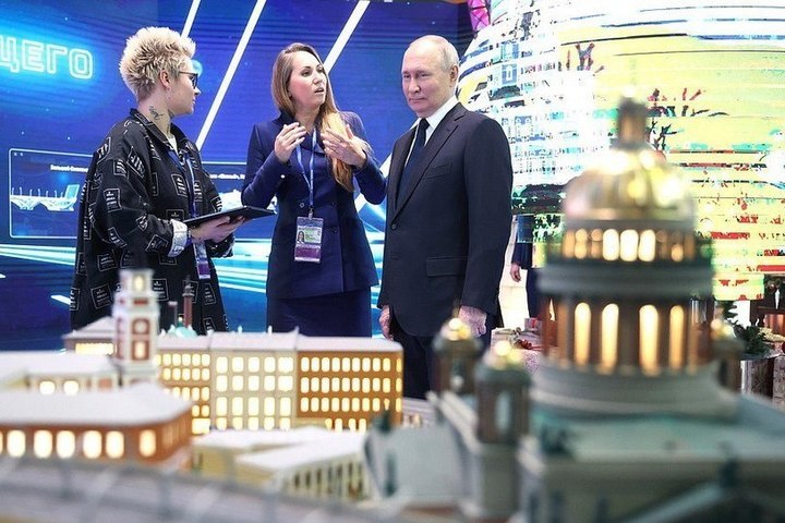 В транспортную неделю выставки «Россия» Путин посетил стенд Петербурга
