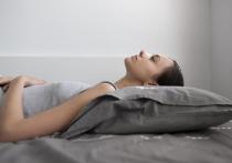 Эксперт по сну Джеймс Лейнхардт сообщил, что для здорового позвоночника лучше всего спать на боку или на спине