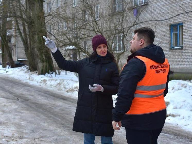 В Великом Новгороде прошел рейд по контролю зимней уборки дворовых территорий