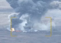 Telegram-канале "Писарь из штаба" опубликовал видеозапись, на которой можно увидеть, как попадание фугасной авиабомбы вызвало детонацию боекомплекта и топливных баков украинского танка