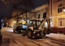 Дополнительно к работе специального транспорта специалисты «Чистого города» продолжают ручную очистку улиц от снега.
