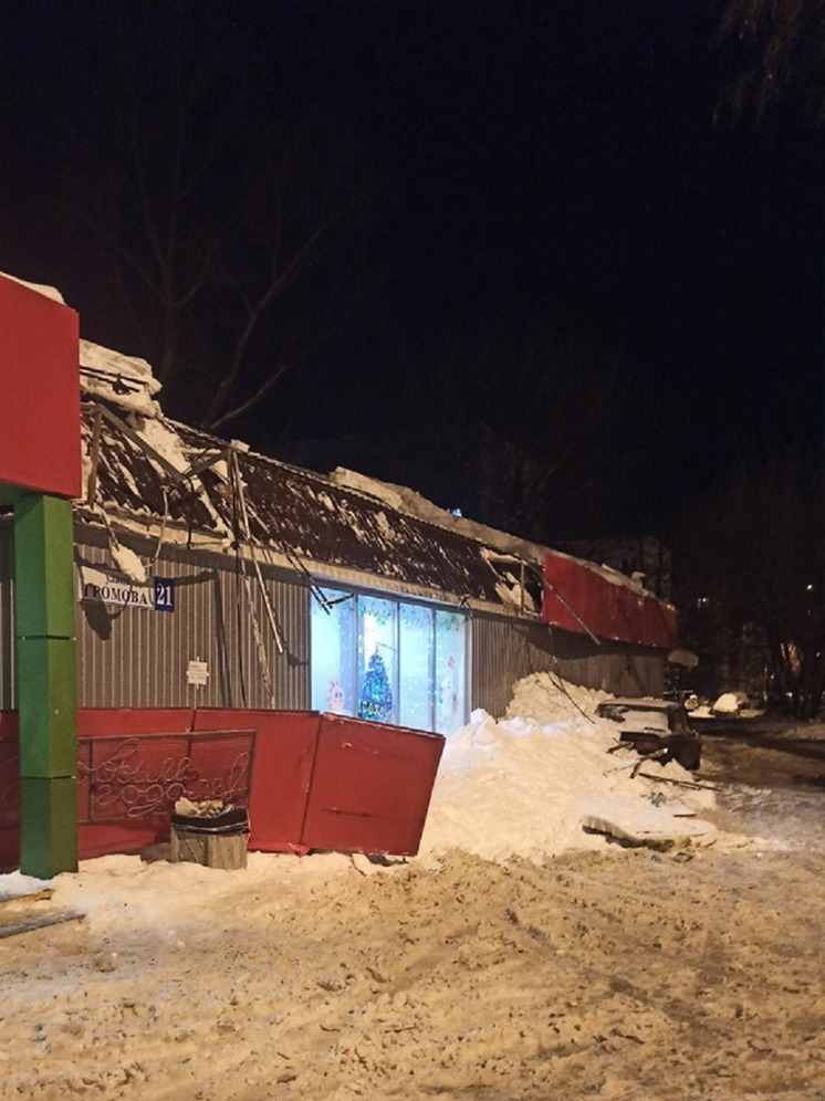 В Твери снег повалил часть фасада магазина и засыпал авто