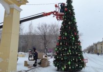 Оренбург продолжают активно украшать к Новому году