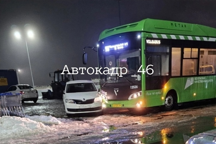 В Курске новый Volgabus протаранил легковушку на парковке Metro