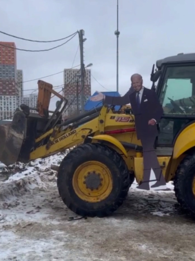 Байдена застали за уборкой снега на тракторе в Красногорске