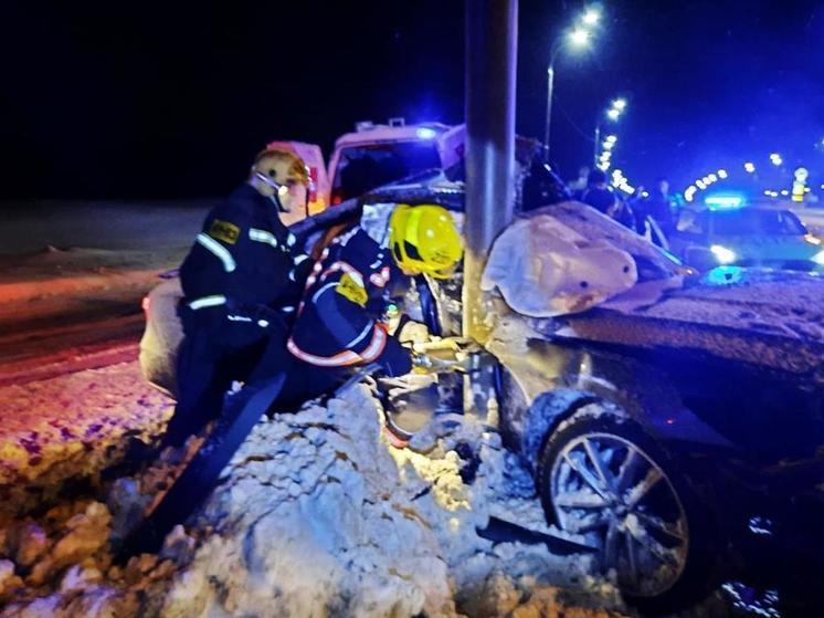 Спасатели вытащили из автомобиля мужчину, пострадавшего в ДТП
