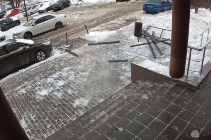 В Химках с крыши упала ледяная глыба и разбила лавку у дома