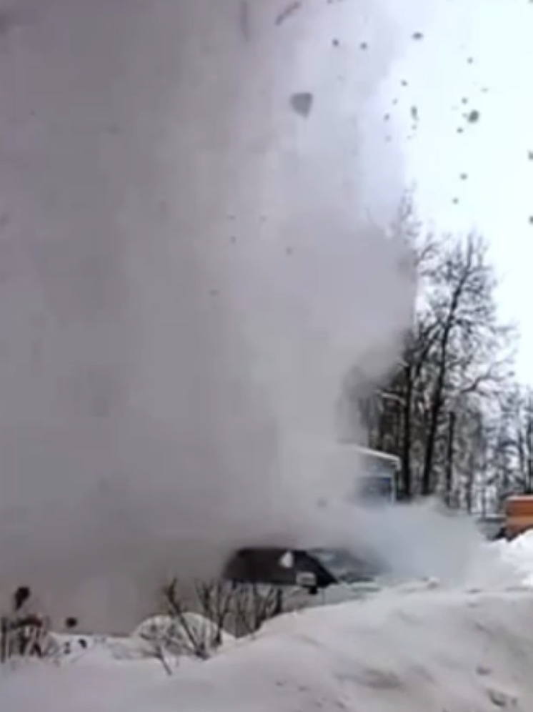 Лавина снега сошла в Одинцово на припаркованные автомобили
