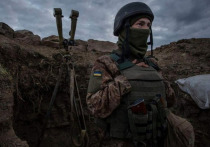 Солдаты вооруженных сил Украины жалуются на ежедневные атаки российских дронов и мощные системы РЭБ, подавляющие украинские беспилотные летательные аппараты, а также на тяжелые условия на линии боевого соприкосновения, рассказал корреспондент CNN Ник Уолш, прибывший на Украину
