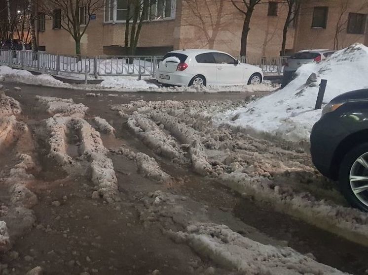 В Люберцах заметили пенсионерку, которая чистила тротуар около дома