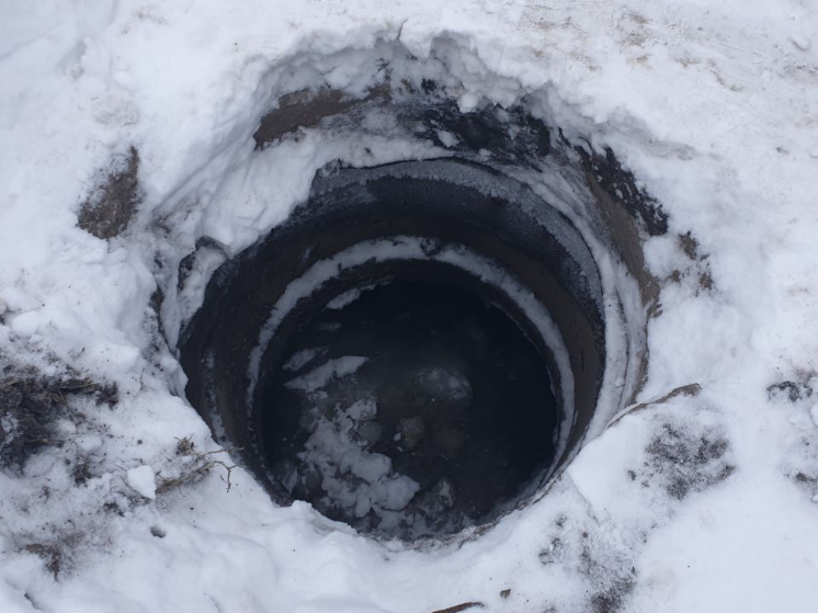 Снегоуборочные машины сбили крышки с колодезных люков на 10 улицах Петрозаводска
