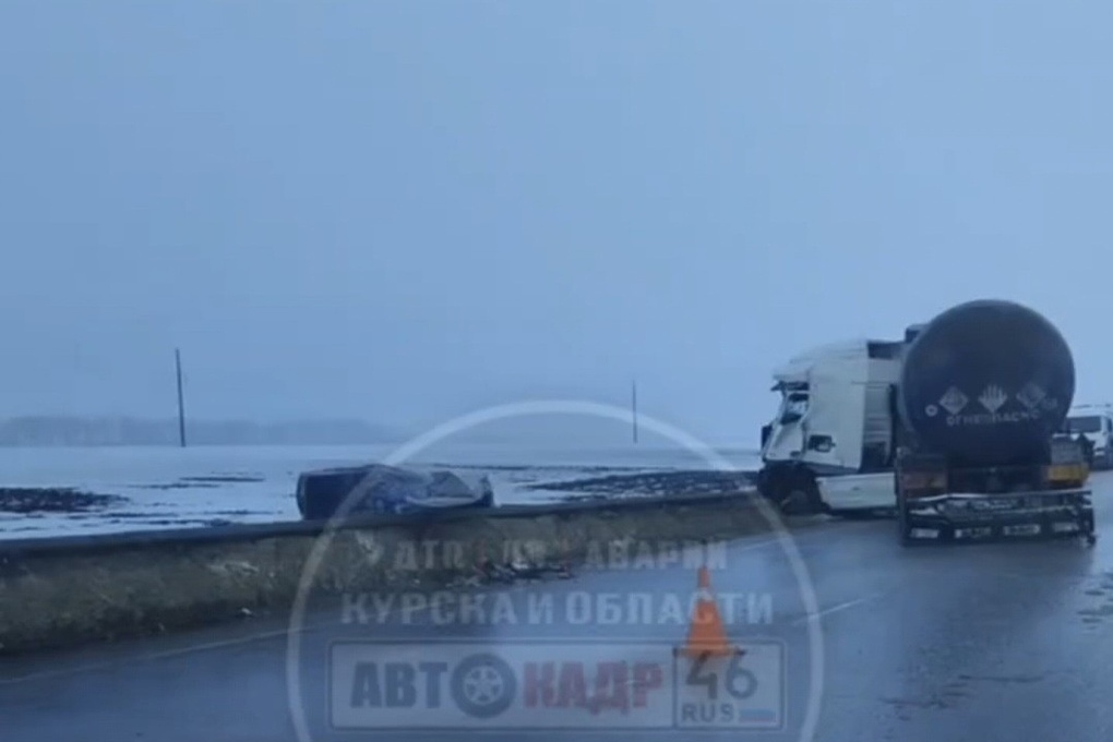На трассе в Курской области в ДТП пострадал 42-летний водитель грузовика